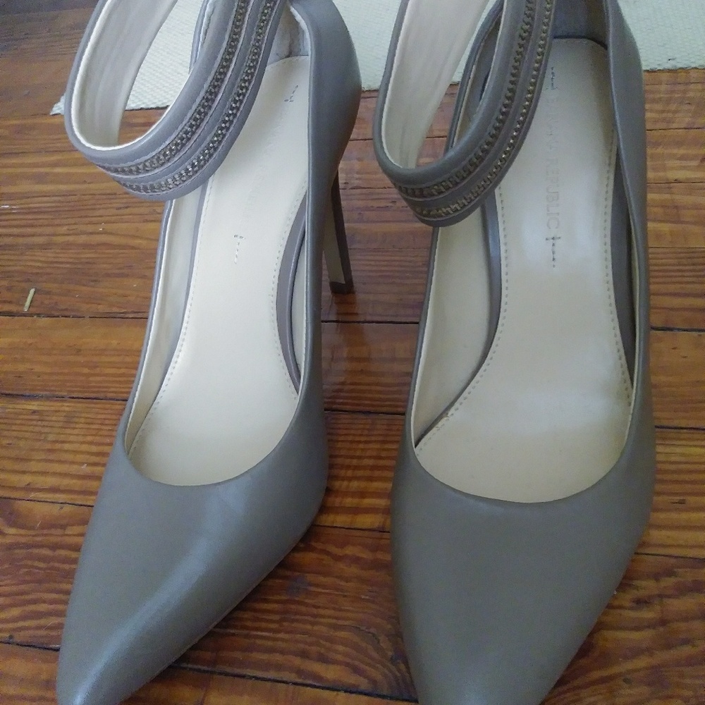 Banana Republic nude/tan close toe pumps